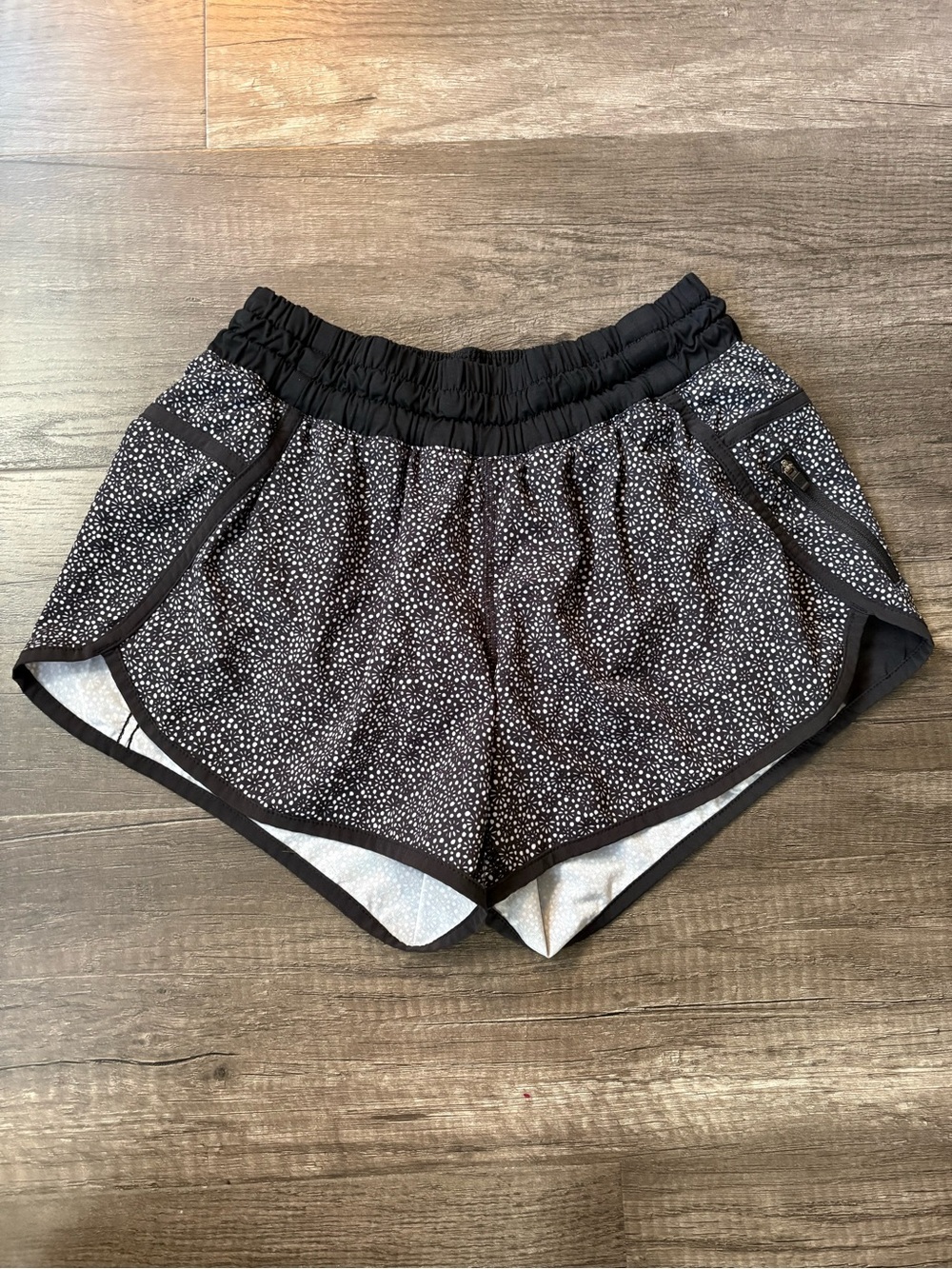 Lululemon Tracker Short II Black White Dot Geo Pattern Running Shorts Size 6